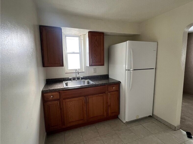 Building Photo - 650 Dunster St