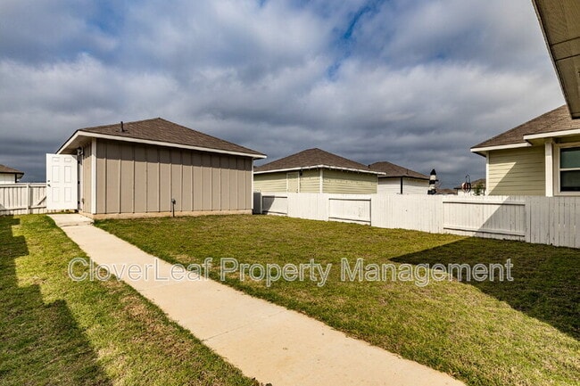 Building Photo - 412 Hortus Dr