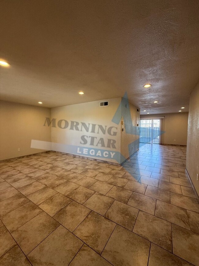 Building Photo - 3 Bed Condo W/ yard!