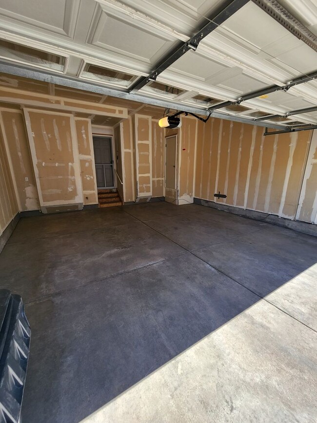 Building Photo - Beautiful Townhome