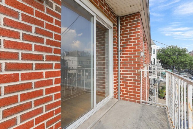 Building Photo - 639 E 226th St