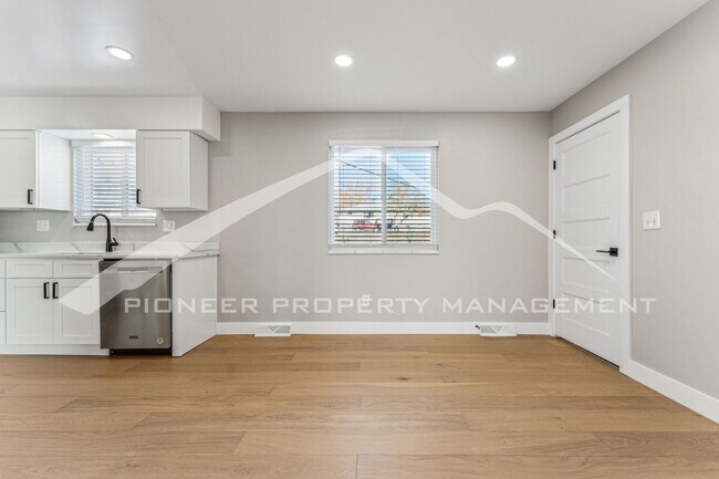 Building Photo - Charming Home with Washer/Dryer and Centra...