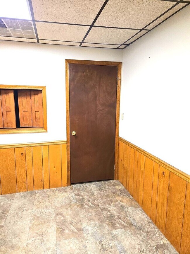 Building Photo - 203 Lincoln Way E