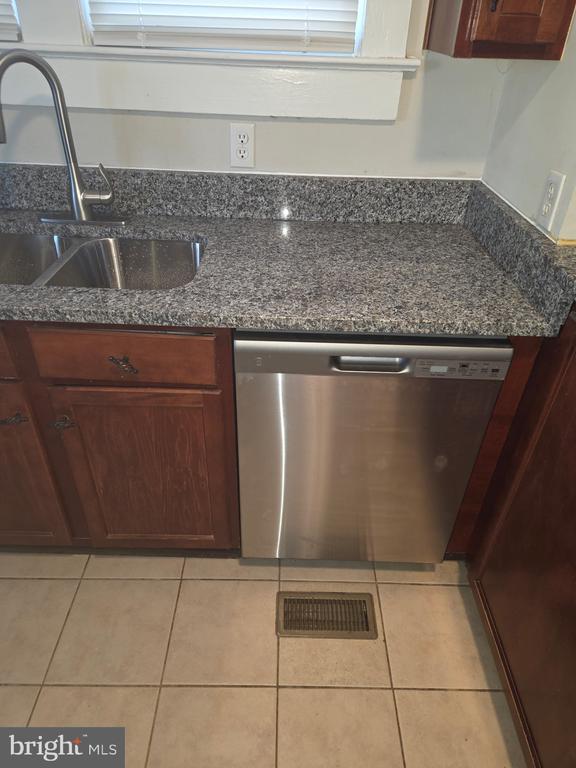 Building Photo - 2511 Charles St