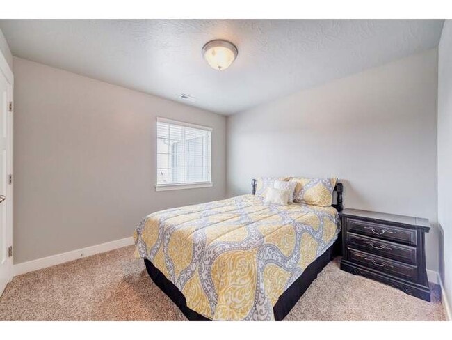 Building Photo - Rare: townhome with a view