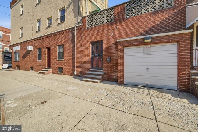 Building Photo - 2229 S 11th St