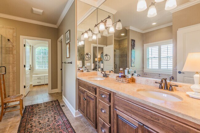 Building Photo - Fully Furnished Home!