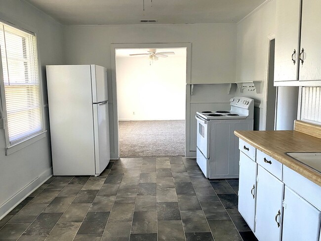 Building Photo - 3 BD/ 1BA Hidden Gem!