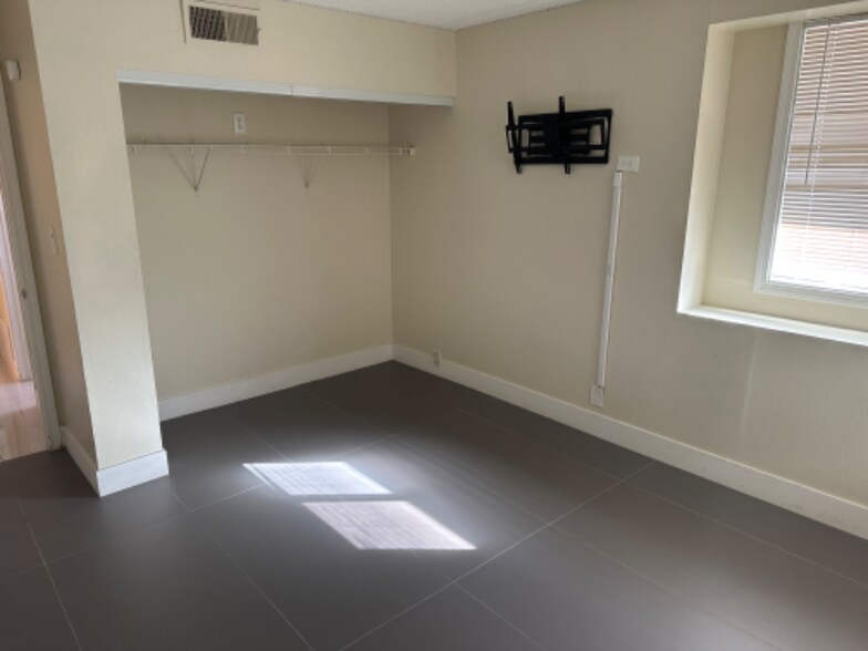 Building Photo - 704 Mc Dermit St