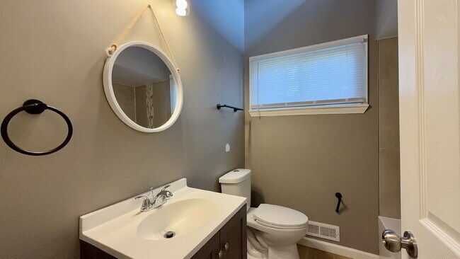 Building Photo - Beautifully remodeled 3 bedroom, 1.5 bath home.