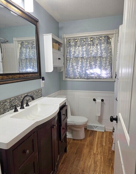Upstairs Full Bathroom - 1409 2nd West Hill Dr