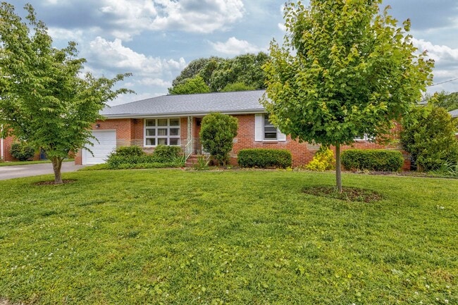 Building Photo - 3 Bedroom, Meticulously Maintained Updated...