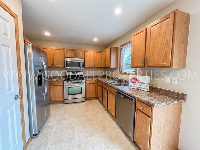 Building Photo - 3 Bedroom, 2.5 Bathroom in West Des Moines