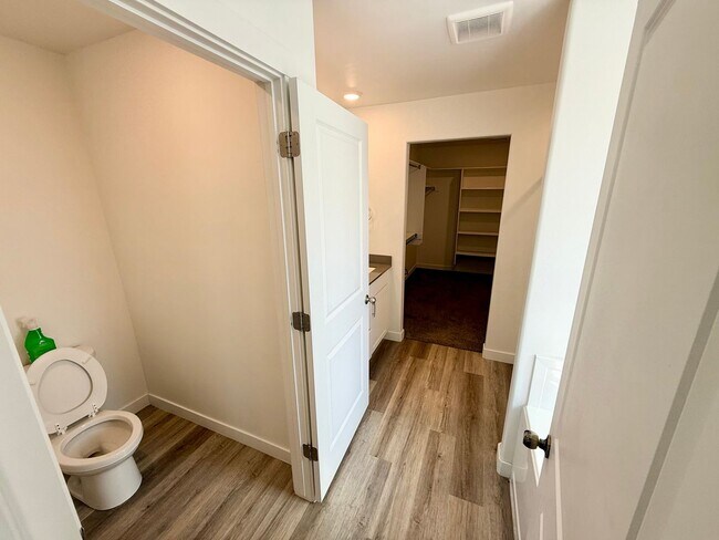 Building Photo - Beautiful Home in Excellent Magna Location!