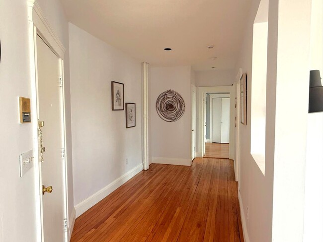 Building Photo - 2 Bedroom sunny second-floor corner unit a...