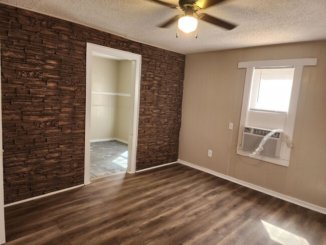 Building Photo - 213 W 9th St