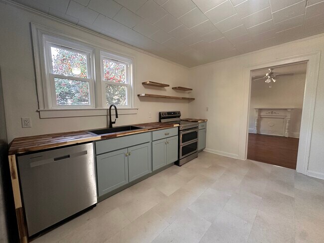 Building Photo - 805 N Buchanan Blvd