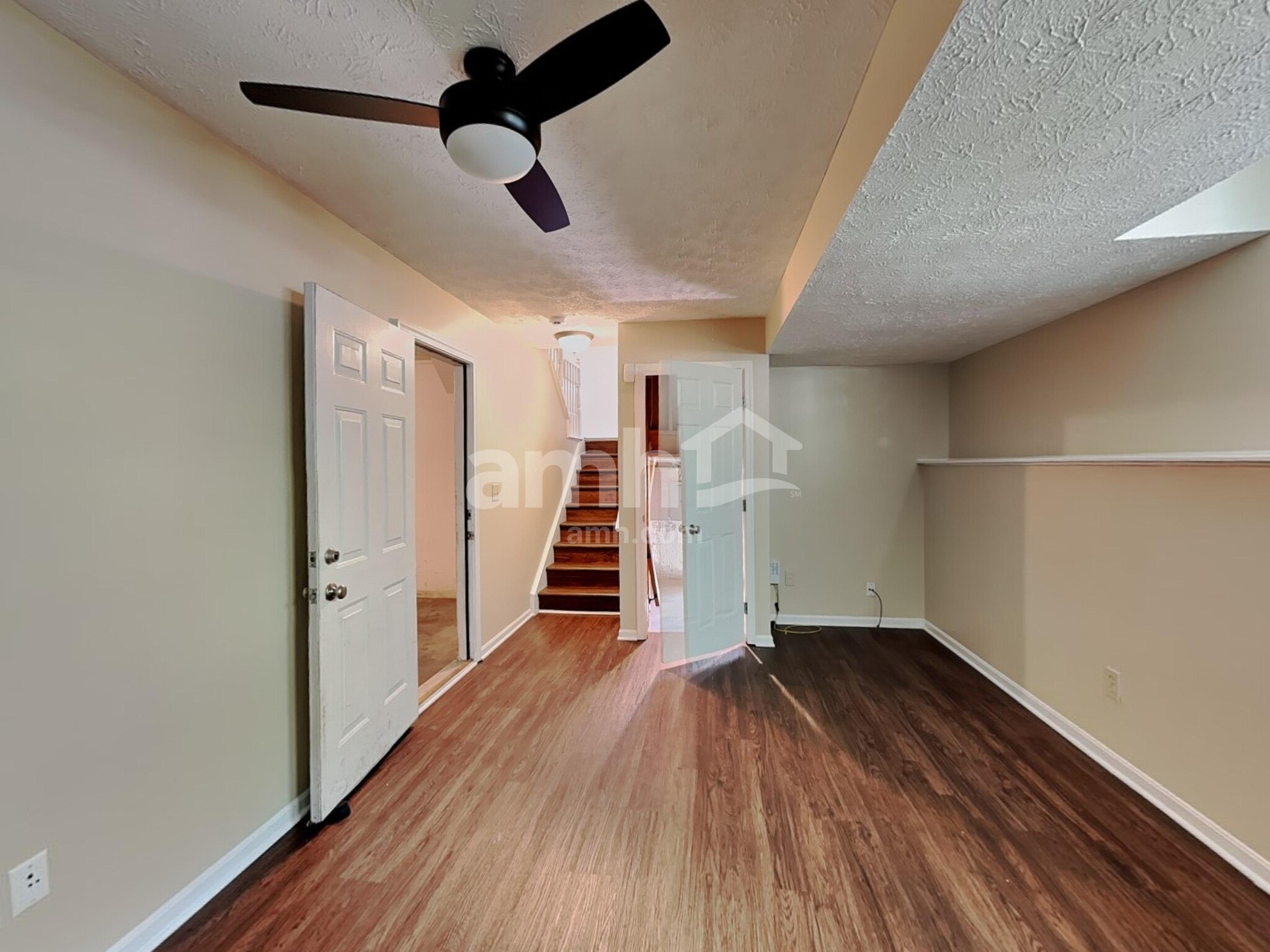 Building Photo - 2220 Siesta Dr