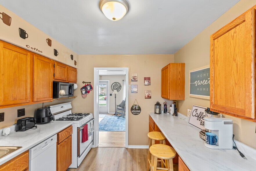 Kitchen - 2515 E Crescent St