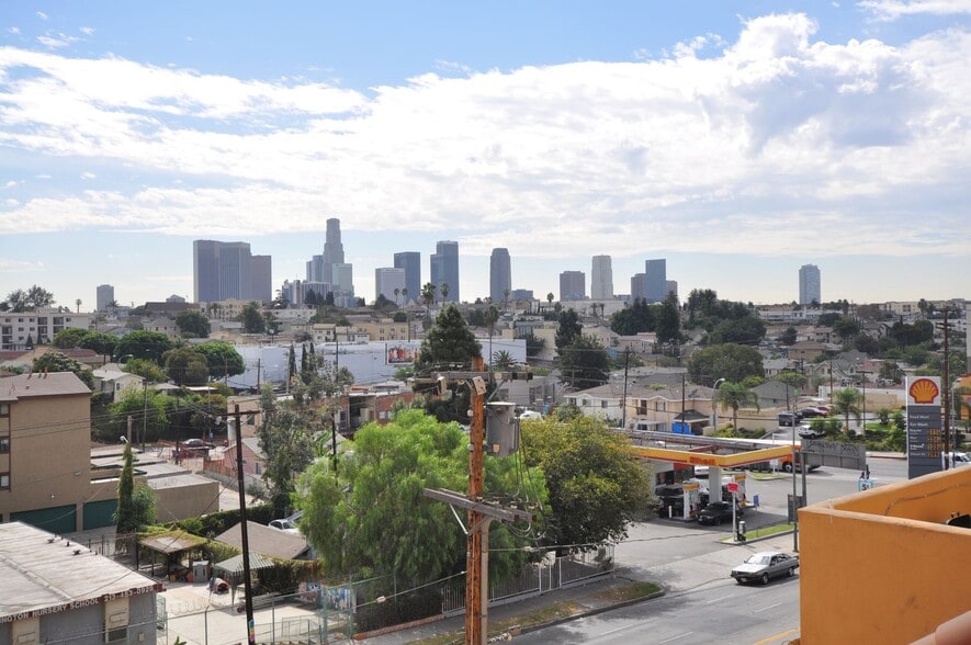 Building Photo - 425 N Alvarado St