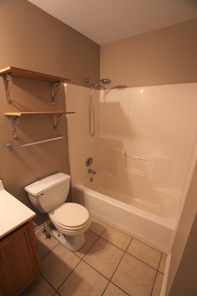 Building Photo - 447 Redbud Cir