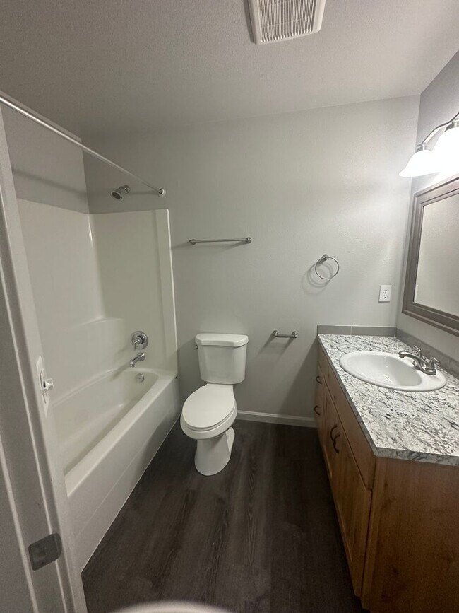 Building Photo - Available now! 3 bedroom ~ 2.5 Bathroom stylish home in Adair Village!