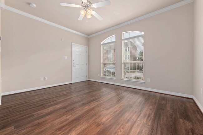 Building Photo - AUGUST PRE-LEASE!!!  Spacious 1 Bed, 1 Bat...