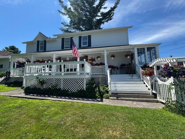 Building Photo - 3 Bedroom, 1.5 Bath, Furnished Home in Houghton