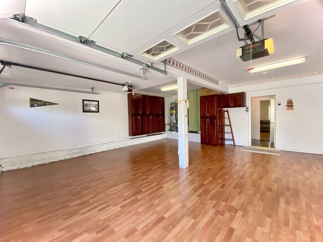 Building Photo - Spacious 4-Bedroom Irvington Home with Mod...