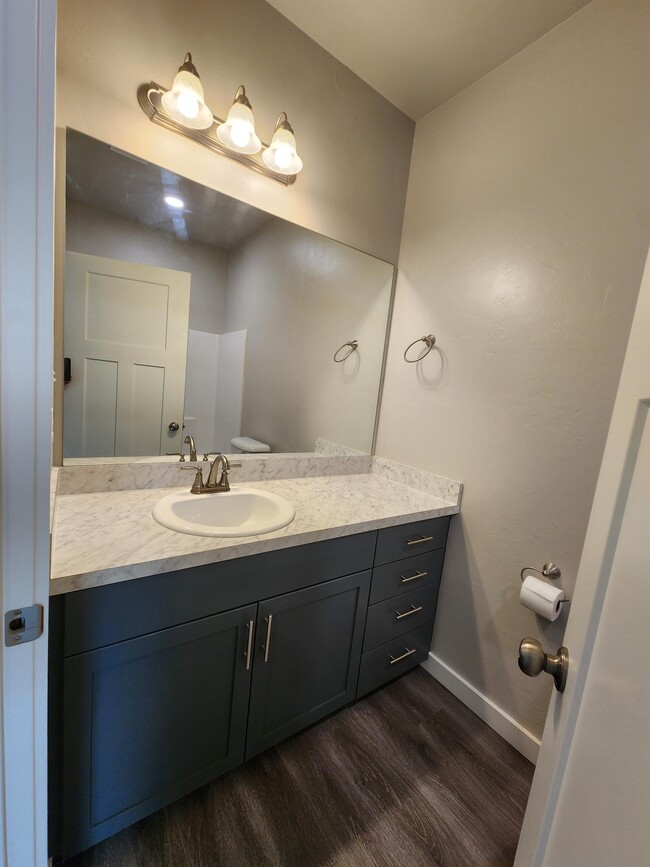 Building Photo - 422 E 13th St