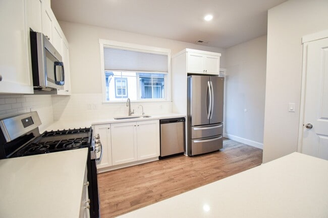 Building Photo - Beautiful 4 Bedroom 3.5 BA Home! Mother in Law Suite, Attached Garage & Top floor Bonus Room!