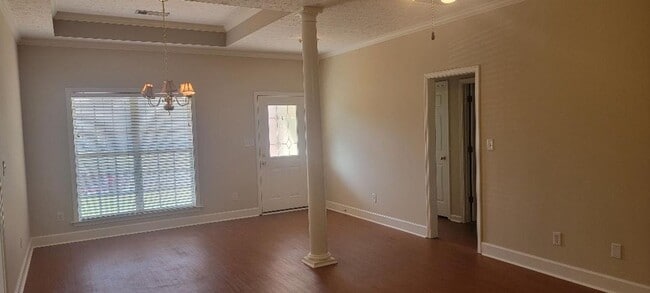 Building Photo - AVAILABLE NOW - CALL US FOR A SHOWING!