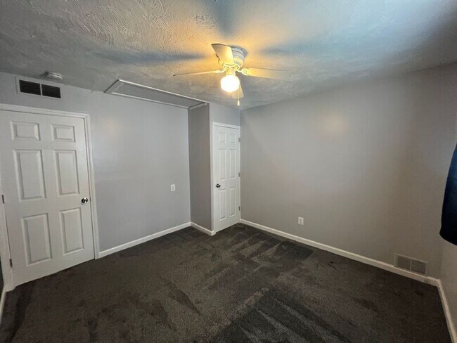 Building Photo - 9433 Sylvia St