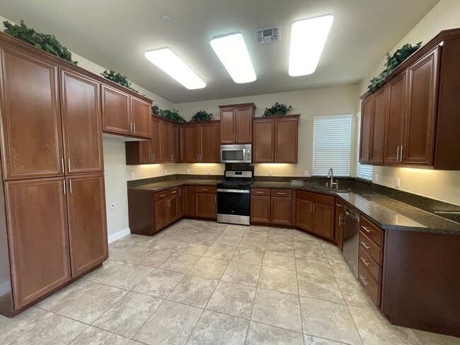 Building Photo - Stunning 4-Bedroom, 3-Bath Home – Availabl...