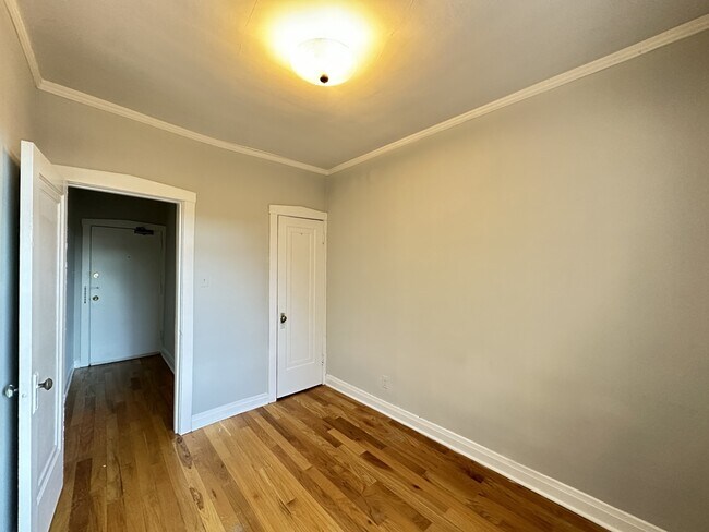 Building Photo - 457 W Melrose St