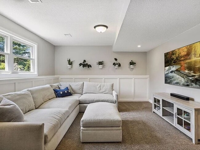 Building Photo - Gorgeous 4 Bedroom in Desirable Mahtomedi ...