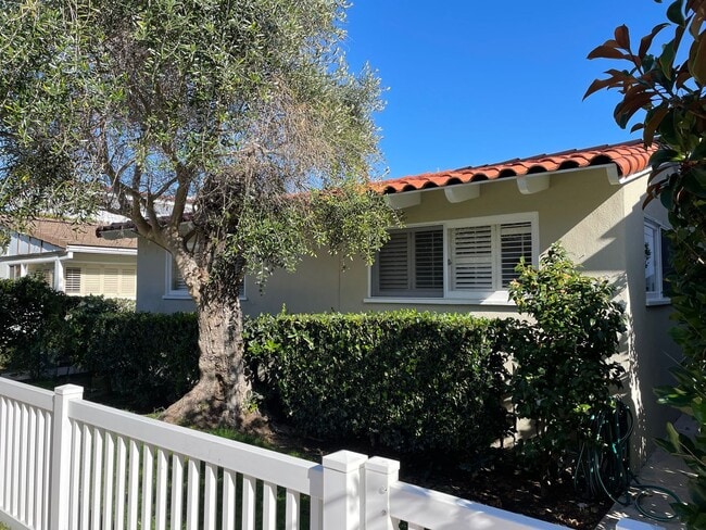 Building Photo - Single Story Cottage on Lido Isle!