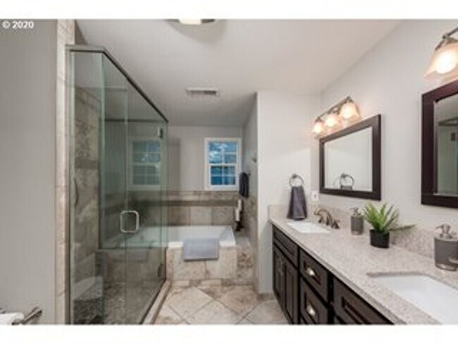 Building Photo - Stunning 5 bedroom home in desirable SW PDX now available for long term lease!