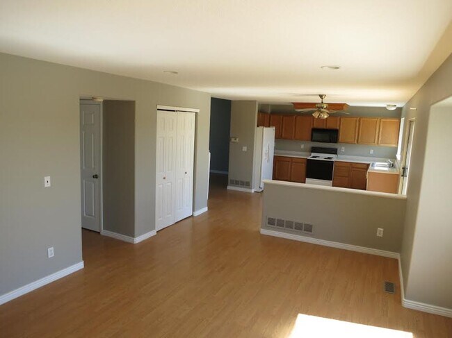 Building Photo - 3 bedroom / 3 bathroom / 3 car garage!