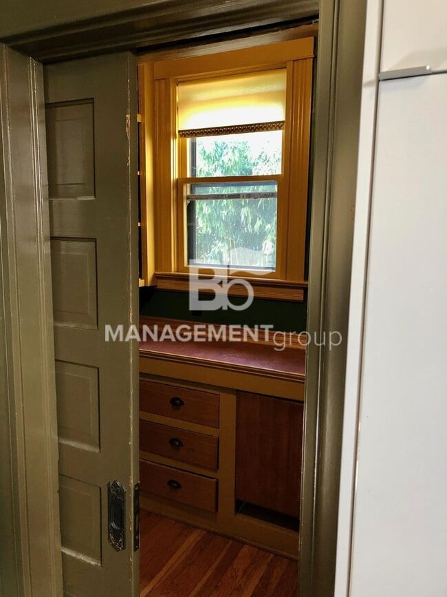 Building Photo - Close-In NE Portland Victorian Offers  Perfect Blend of  Old Charm with Newer Amenities. Lush Pri...