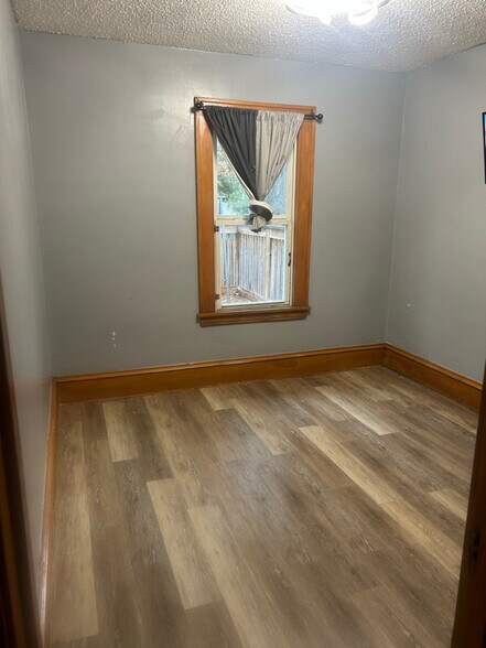 Building Photo - 3739 N Washburn Ave