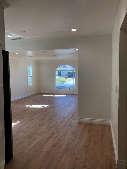 Building Photo - 3654 W 58th Pl