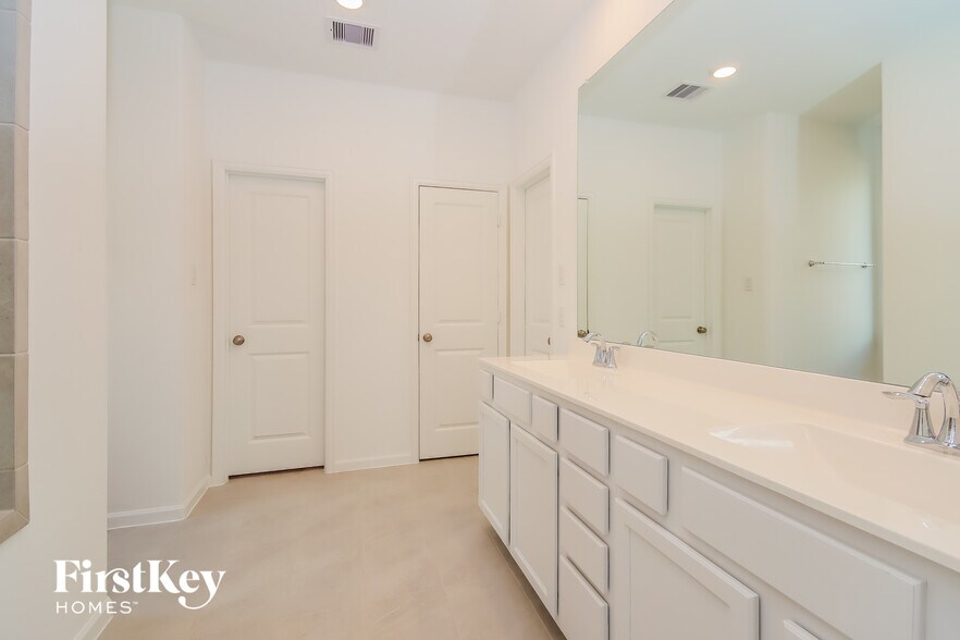 Building Photo - 9451 Vis Fls Trce