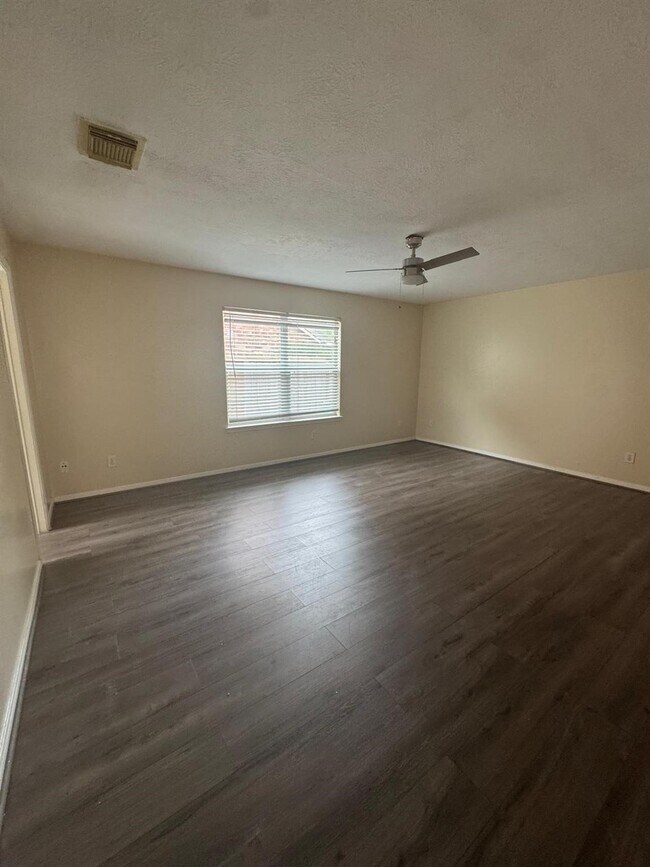 Building Photo - 6830 Silver Shores Ln