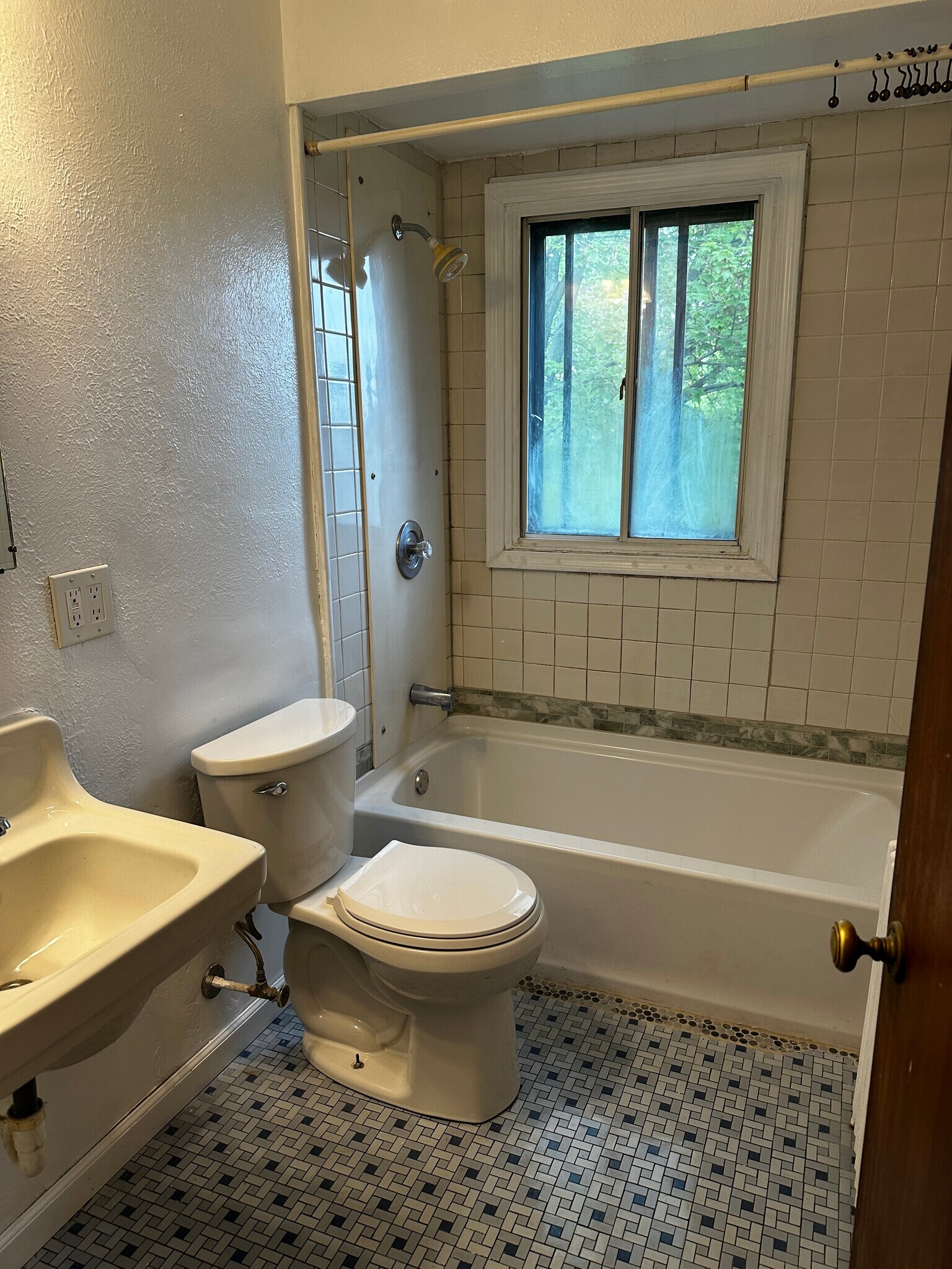Bathroom - 708 W Bancroft St