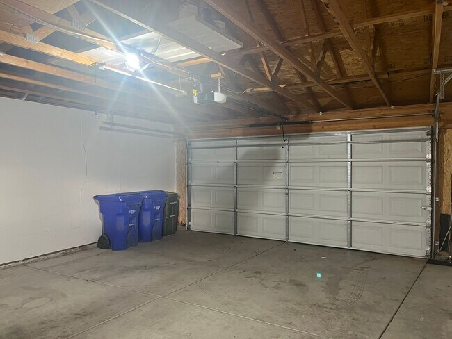 Building Photo - Charming Three Bedrooms, 2 Bathrooms Home ...