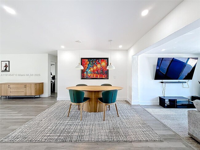 Building Photo - 600 N 66 Terrace