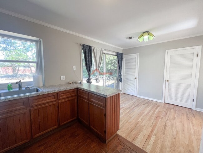 Building Photo - 3730 Forest Glen Dr