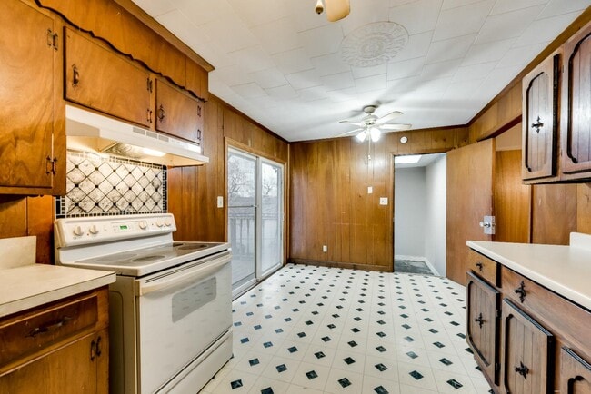 Building Photo - 223 E Kingsbridge Dr