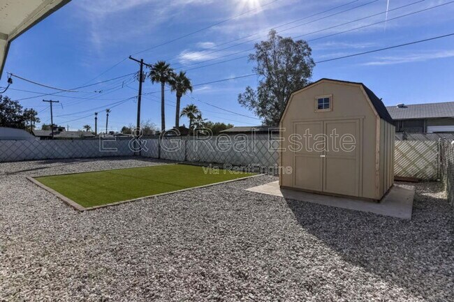 Building Photo - 1527 W Huntington Dr